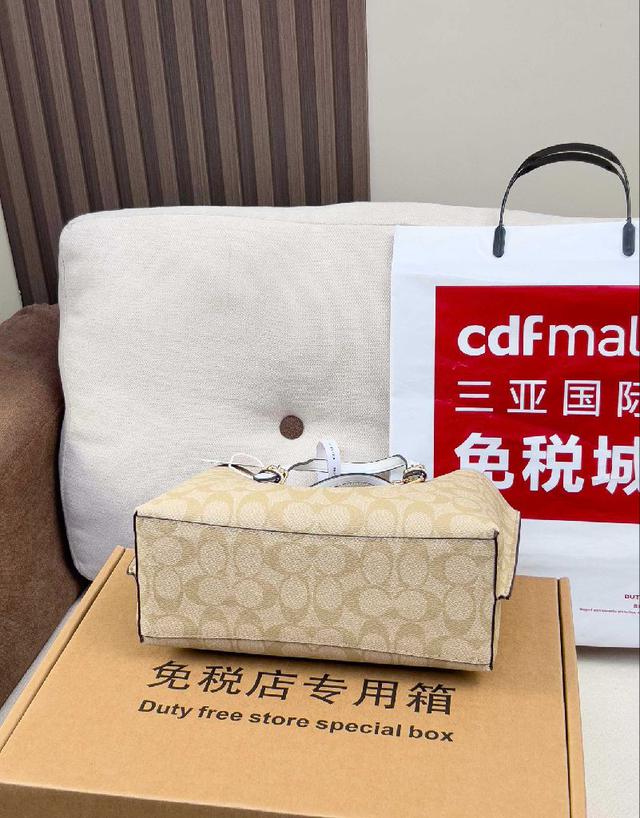 隔层超多，放东西超方便，多种搭配方式，可手拎可单肩