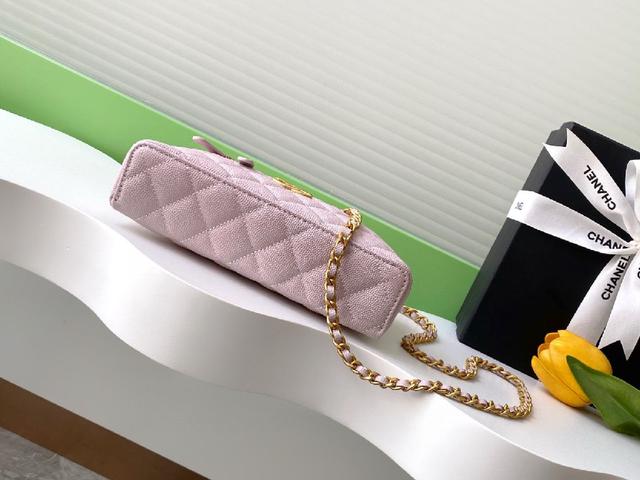 手拿包👜 颗粒小牛皮配金色金属 让整个包看起来更加
