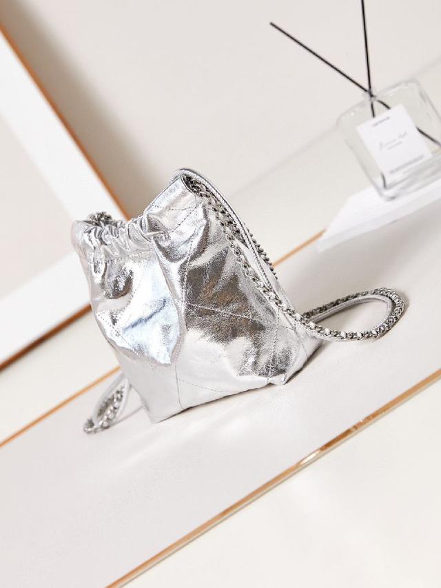 包包配饰永远都会被种草来自刚结束的2023春夏系列