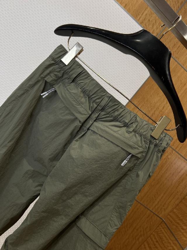 衣身多口袋工装版型搭配立体贴袋设计，袋口辅以黄铜铆钉加固，工艺细腻扎实，