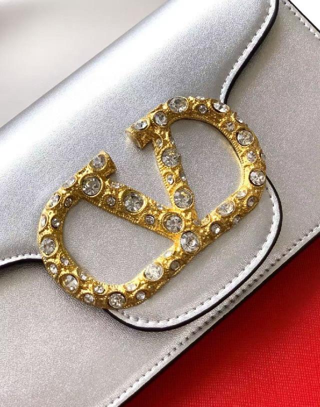 层次感强比以往的经典菱格纹更大，更简约，整个25n都体现了女性可爱帅气