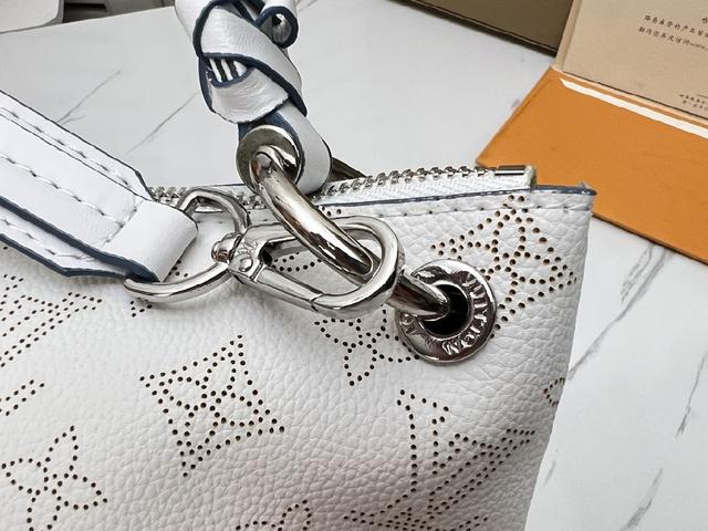 Capucines 手袋 」/M94519 这款采用颇具个性的Taurillon皮革材质