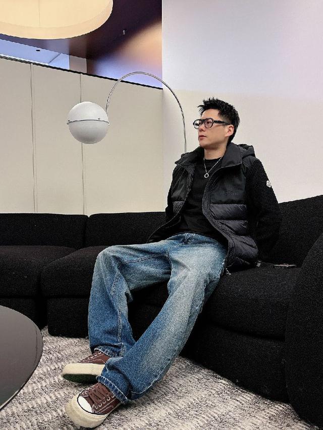 在国内羽绒黑色都是走基础风格，可以单穿还可以搭配叠穿