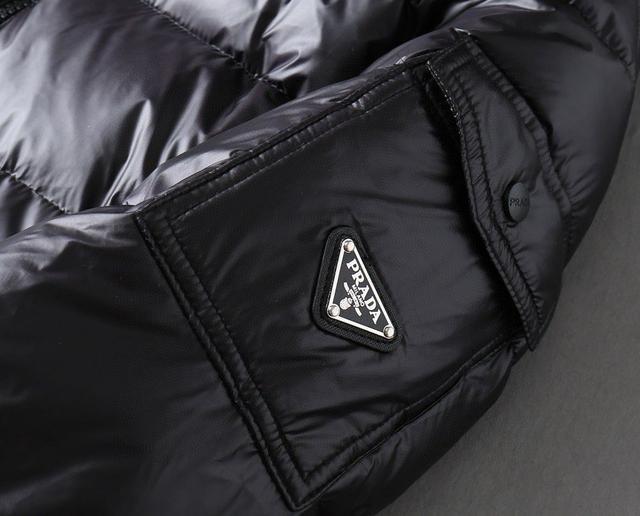 这款号称羽绒服届最贵的，全部90绒的。带着经典的Logo组合搭配，