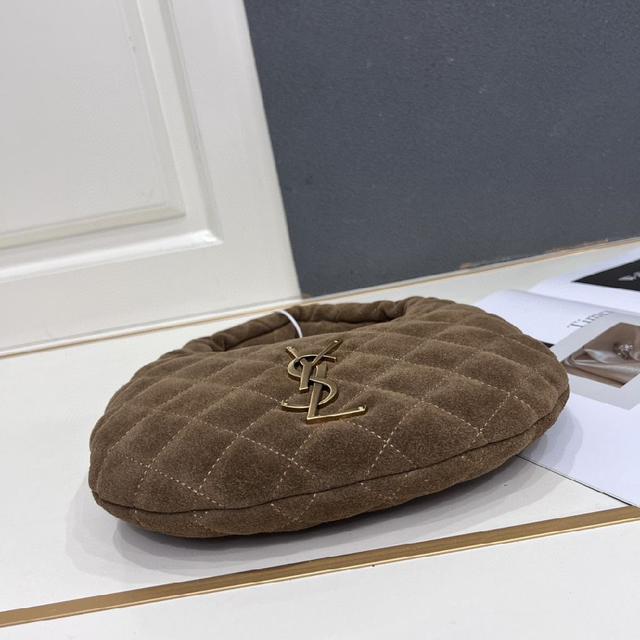 完美结合复古与现代感，堪称本季最令人期待的It Bag之一