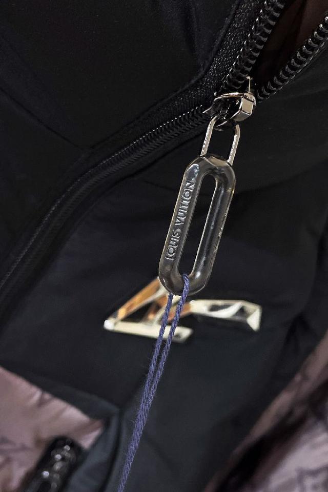 冬新款羽绒服。这款号称羽绒服届最贵的，全部90绒的