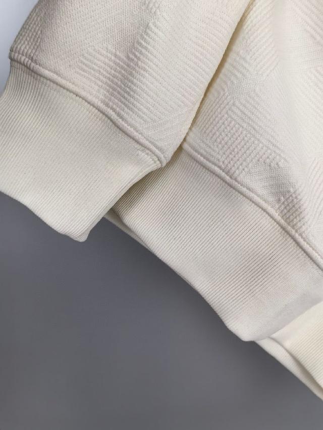 这款T恤极简主义设计和精美细节于一身。Oversize饰边引人