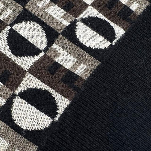 面料采用30%羊毛，70%棉纱绲纺织出，原版定染定织。刺绣采用