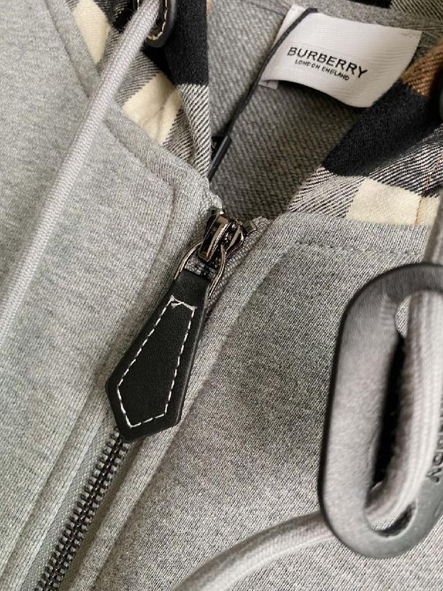 整体的触感极为舒适，亲肤效果也是极佳。OV版型方面也是完美穿搭效果