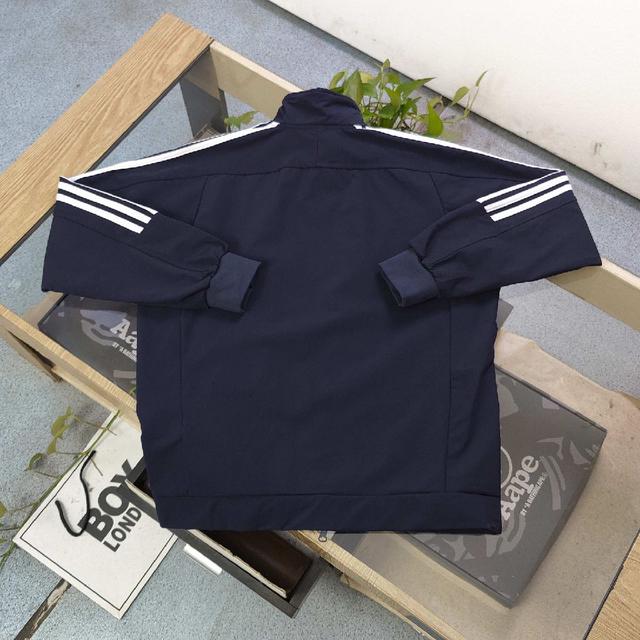 2026新款Adidas阿迪达斯经典刺绣三叶草休闲情侣立领夹克外套，采用爽滑亲肤梭织面料