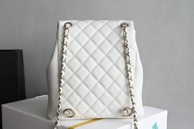 带手柄的包包在近两年的频繁出现🪄 这一季的手柄口盖尺寸变小了