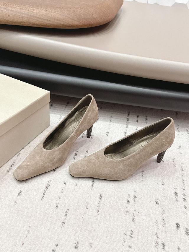 采用专属头层小牛皮，原版进口牛皮内里，大底私模原版 1V1 TPU大底