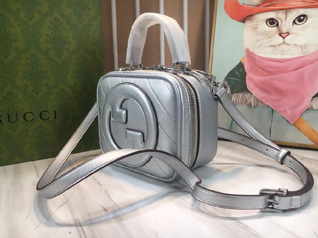 新款prairie手提斜挎饺子包79998超好看,包包增加了