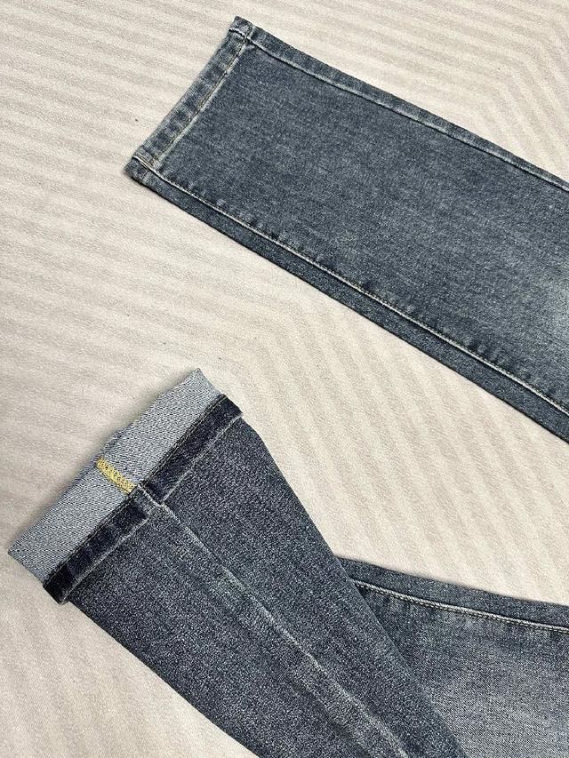 面料舒适带弹力，整体上身有型但无束缚感，透气性好，立体剪裁