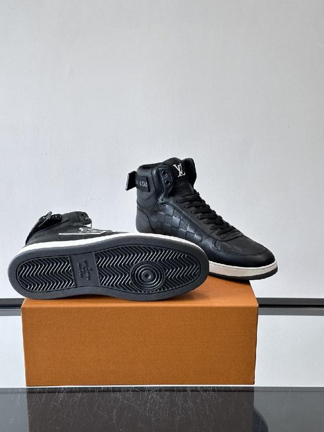 新品男士高端休闲运动靴、选用进口头层牛皮丝印品牌lougou