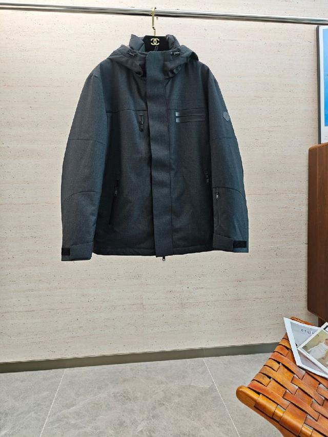 冬季男士连帽夹克羽绒服外套.......饰有袖臂毡毛刺绣设计