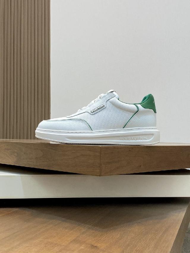 新品男士高端休闲运动鞋，选用进口头层牛皮丝印品牌