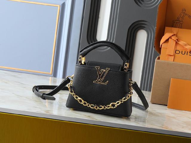 本款 Capucines 中号手袋出自 Harmony 系列，以装饰