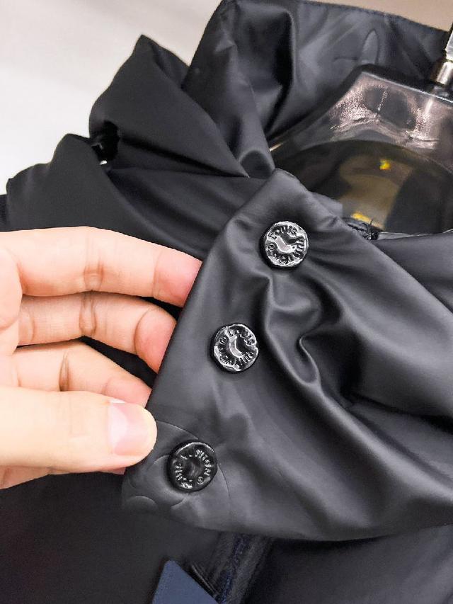 官网款2025秋冬新款羽绒服。这款号称羽绒服届最高端的，全部