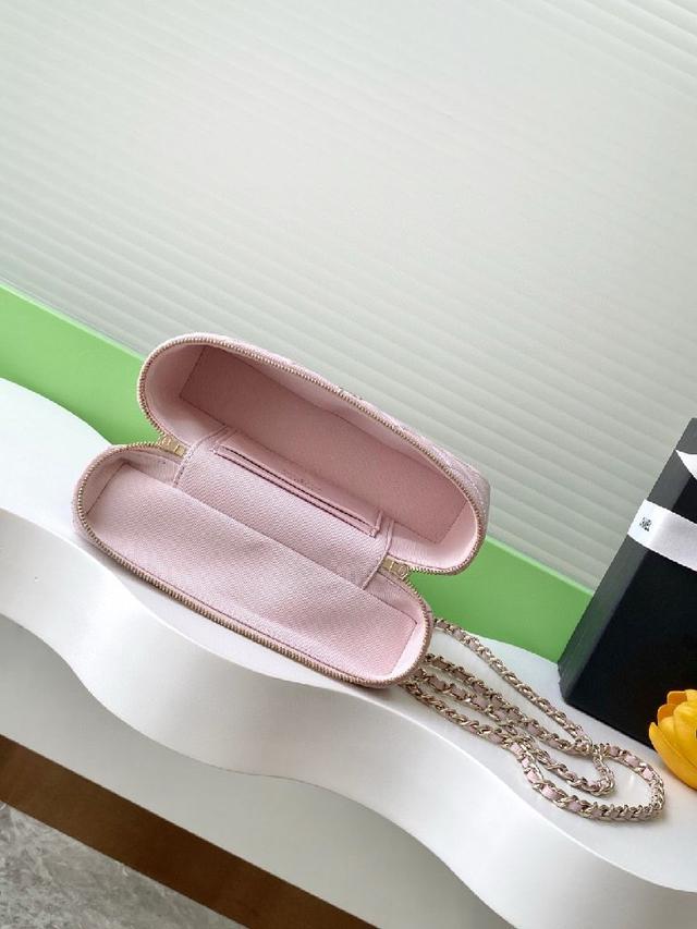 链条手拿包👜 颗粒小牛皮配金色金属 让整个包看
