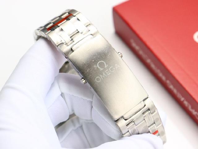 OMEGA 海马系列300米潜水腕表 表壳采用316L精钢表壳 搭