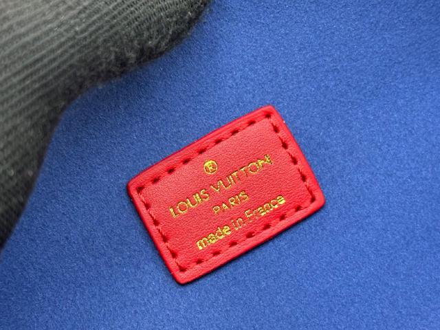 2021 春夏时装秀大放异彩。Monogram 压纹蓬松绵羊皮打造靠枕构型，为