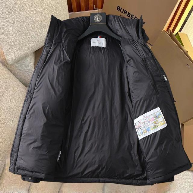新款羽绒服。这款号称羽绒服届最贵的，全部90绒的。