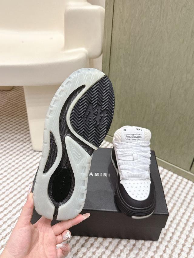 Amiri的品牌字母和 MA标识出现在鞋身