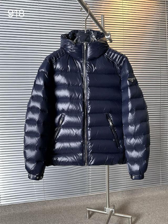 盟可睐新款lgelle薄款羽绒服，以经典绗缝设计勾勒修身轮廓，立领细节提升气质