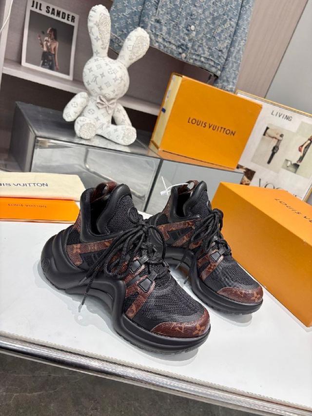 皮具和成衣系列浸染渐变色彩，铺陈小牛皮鞋面和未来主义