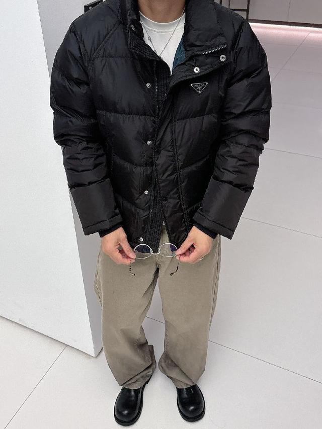 Moncler的品牌精髓。此短款羽绒夹克演绎鲜明廓形，