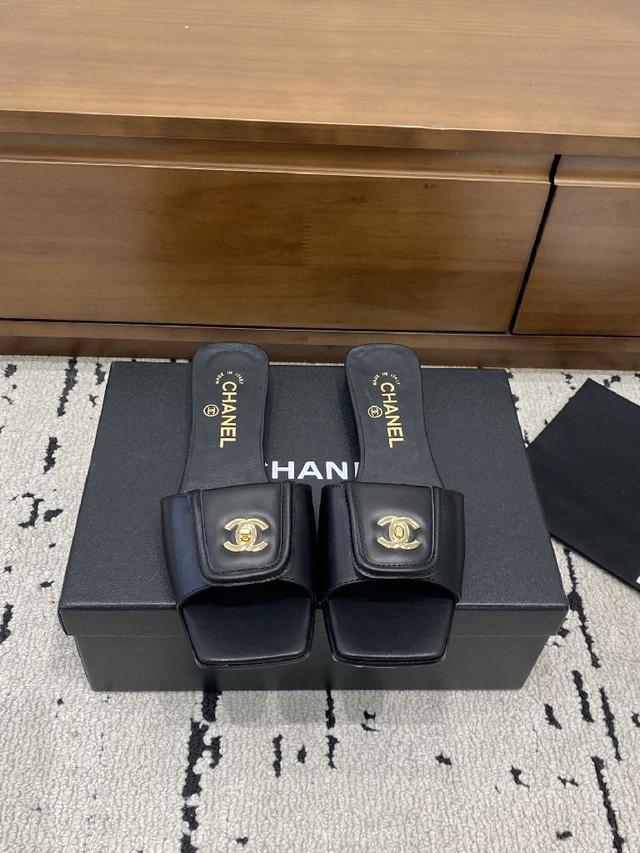 这双拖鞋便成了法式优雅的新注脚 经典从不是墨守成规 而是复刻的心动