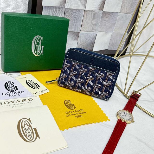 零钱包采用全拉链开合设计。其中部隔层可存放硬币