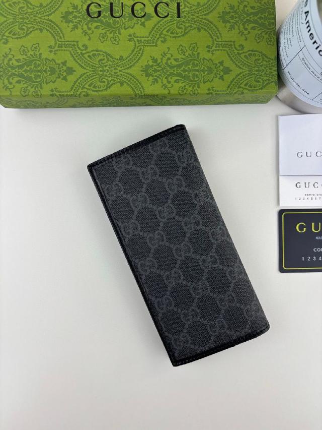 饰以同色调皮革滚边和互扣式双G标牌，突显经典设计的魅力。