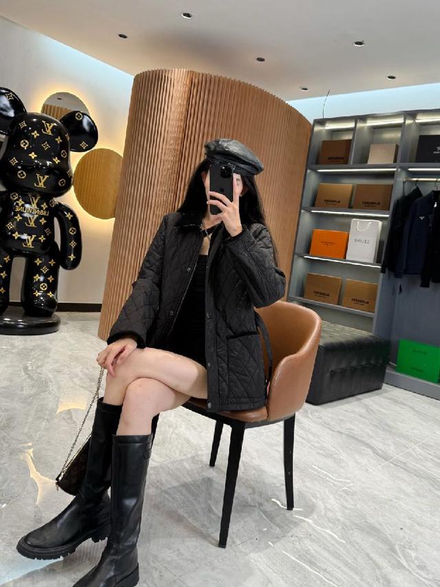 里面穿卫衣或者TEE都好看 这件棉衣首先很英伦 的确也是英国的牌子