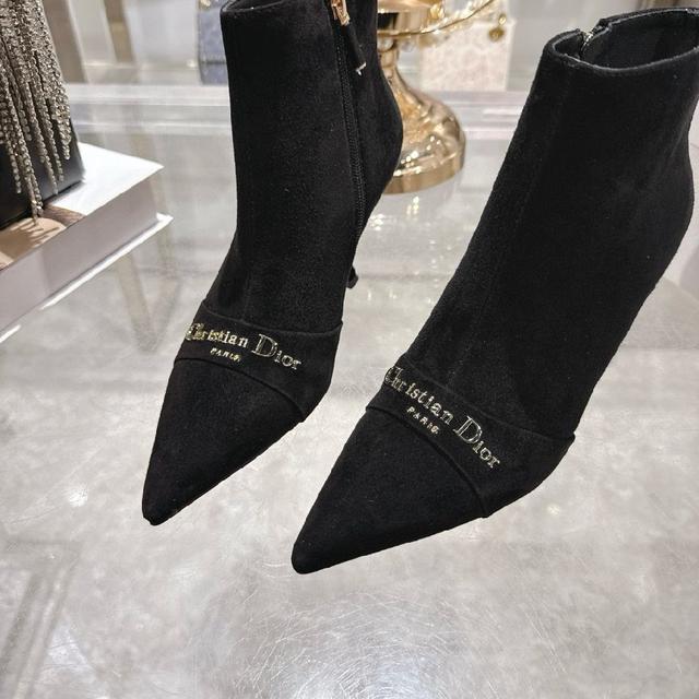 彰显 Dior 的经典标识和高订精神。黑色绒面牛皮革鞋面，
