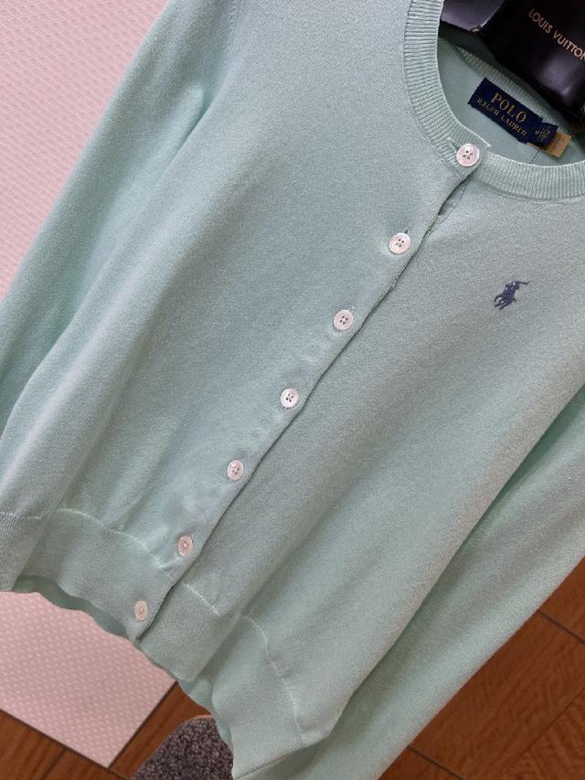 门襟采用单排纽扣开合，纽扣精致圆润，穿脱便捷且视觉整洁有序；左胸处绣有品牌标志性小马刺绣