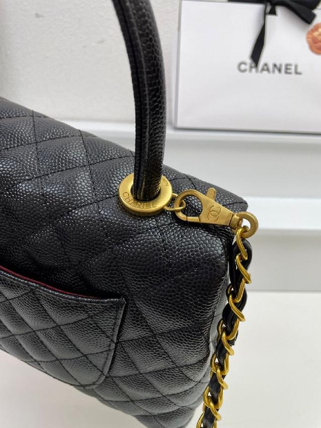 Chanel‼经典️系列🤟🏻🤟🏻独特设计肩背手提两用的扣盖包🙌Ⓜ️独一无二的材质