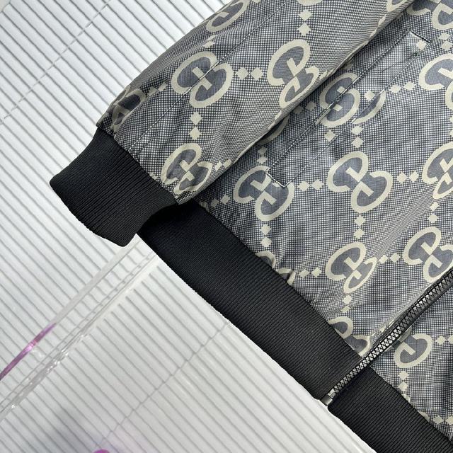 秋冬新款棉服。这款号称棉服届最贵的，带着经典的