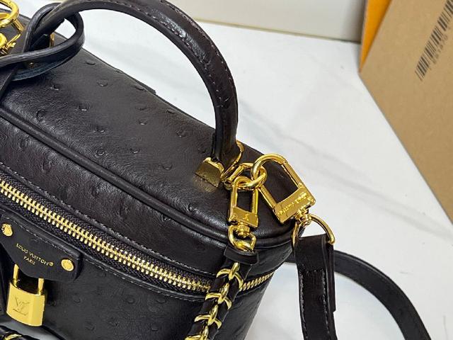 Monogram Empreinte 皮革结合数码印花工艺，