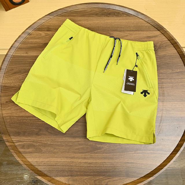 迪桑特DESCENTE男士透气梭织短裤运动休闲健身短裤。